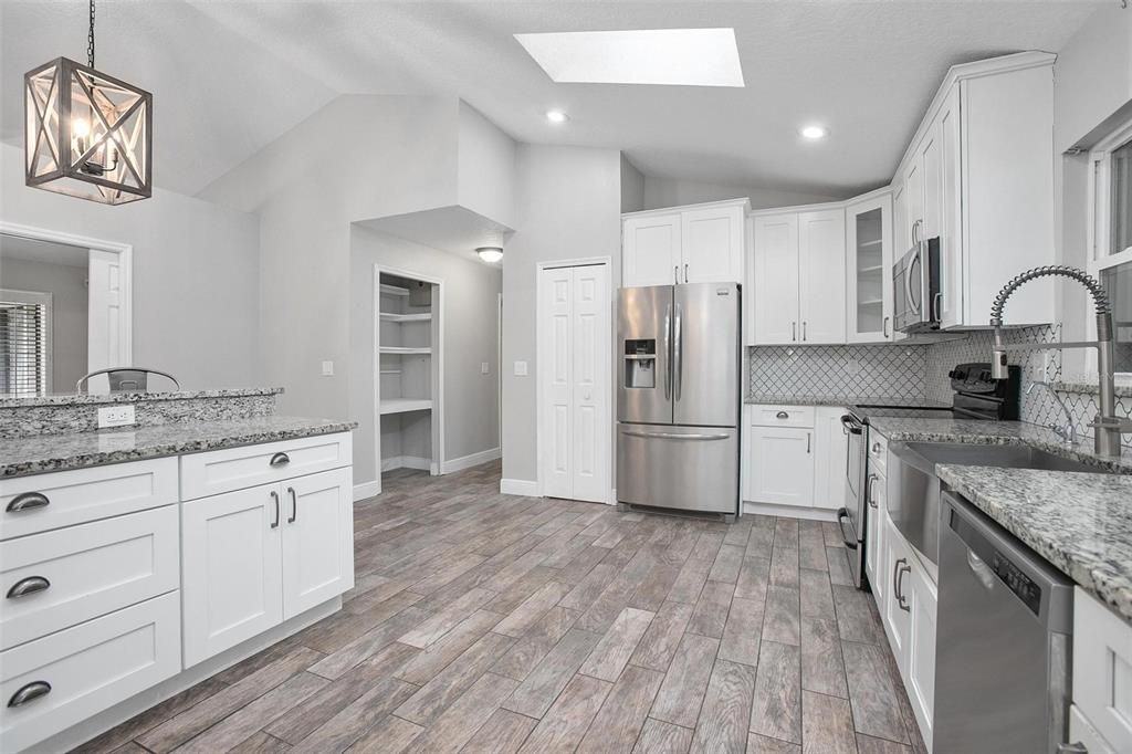 合同活跃: $519,900 (4 贝兹, 3 浴室, 2066 平方英尺)