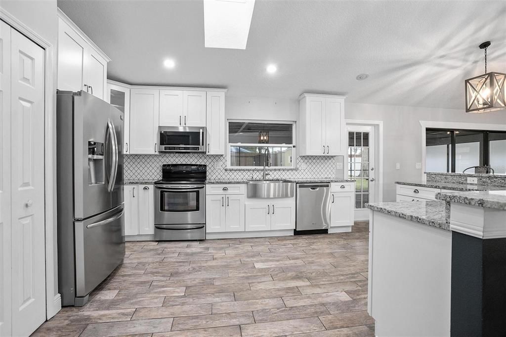 合同活跃: $519,900 (4 贝兹, 3 浴室, 2066 平方英尺)