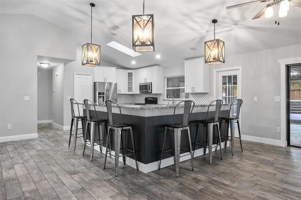 合同活跃: $519,900 (4 贝兹, 3 浴室, 2066 平方英尺)