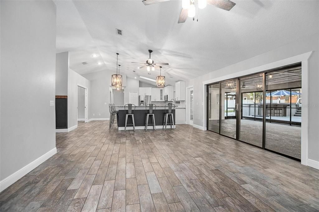 合同活跃: $519,900 (4 贝兹, 3 浴室, 2066 平方英尺)