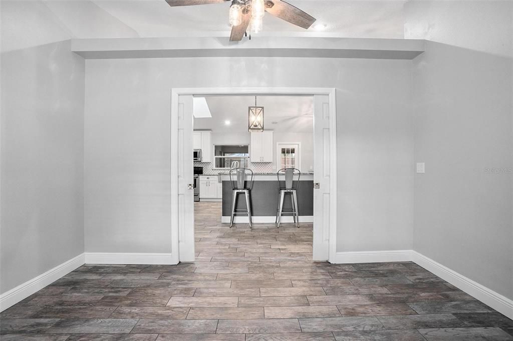 合同活跃: $519,900 (4 贝兹, 3 浴室, 2066 平方英尺)