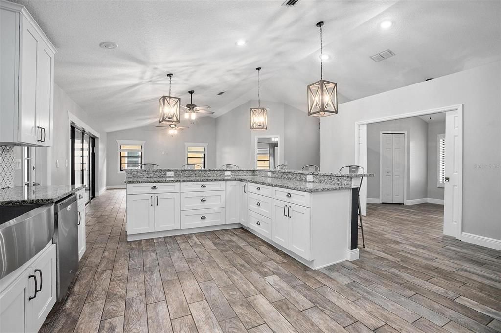 合同活跃: $519,900 (4 贝兹, 3 浴室, 2066 平方英尺)