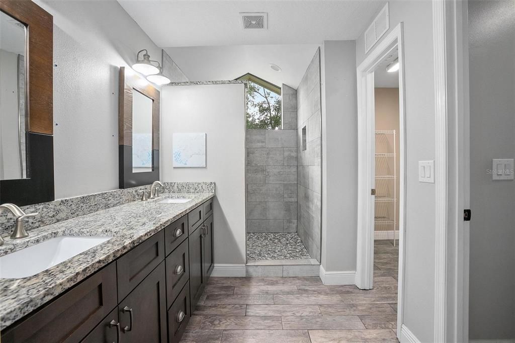 合同活跃: $519,900 (4 贝兹, 3 浴室, 2066 平方英尺)