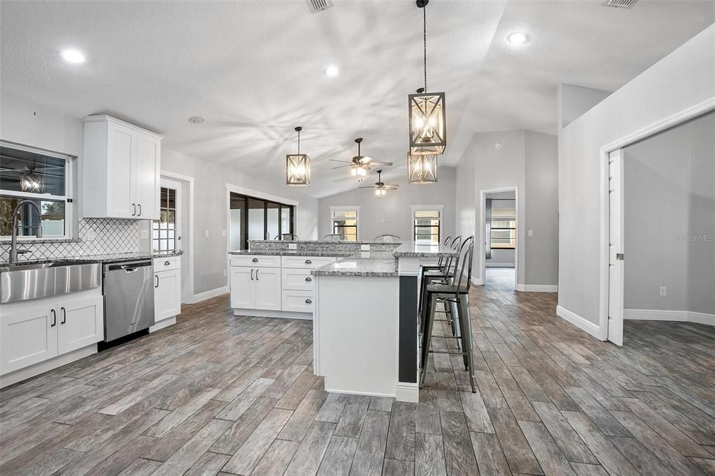 合同活跃: $519,900 (4 贝兹, 3 浴室, 2066 平方英尺)