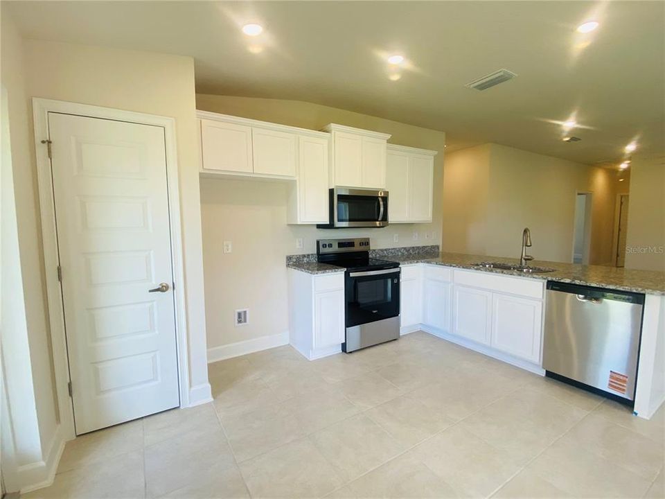 Active With Contract: $376,900 (3 beds, 2 baths, 1415 Square Feet)