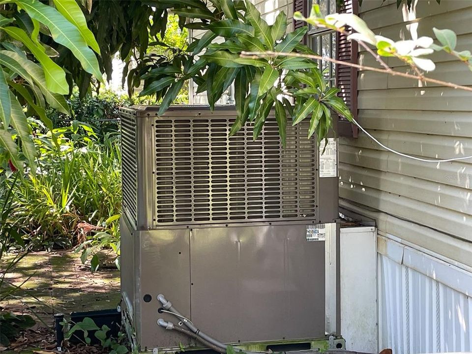 En Venta: $240,000 (4 camas, 2 baños, 2128 Pies cuadrados)