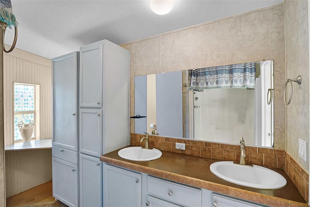 En Venta: $240,000 (4 camas, 2 baños, 2128 Pies cuadrados)