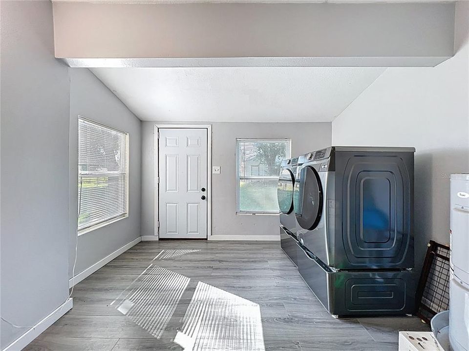 待售: $179,999 (2 贝兹, 1 浴室, 814 平方英尺)