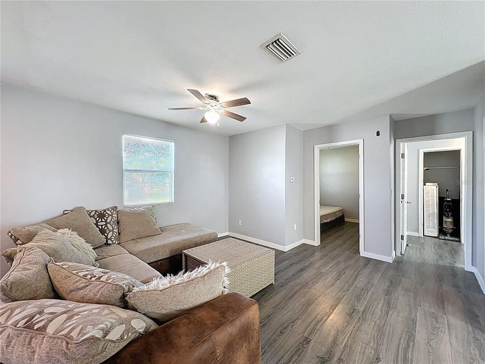 待售: $179,999 (2 贝兹, 1 浴室, 814 平方英尺)