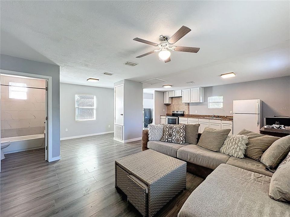 待售: $179,999 (2 贝兹, 1 浴室, 814 平方英尺)