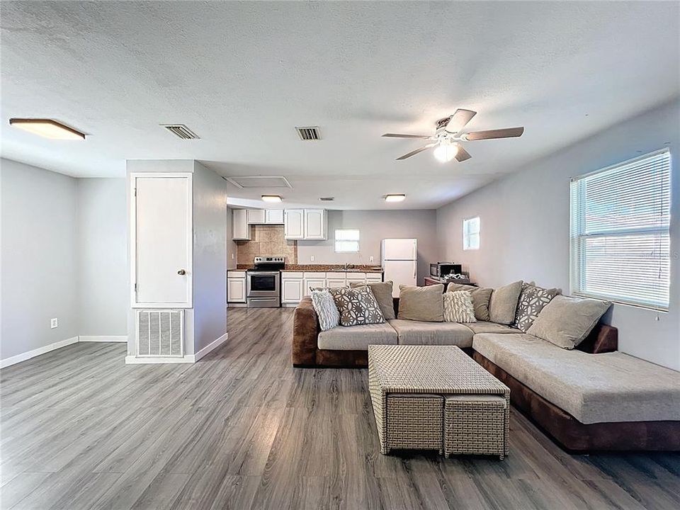 待售: $179,999 (2 贝兹, 1 浴室, 814 平方英尺)