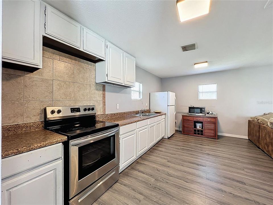 待售: $179,999 (2 贝兹, 1 浴室, 814 平方英尺)