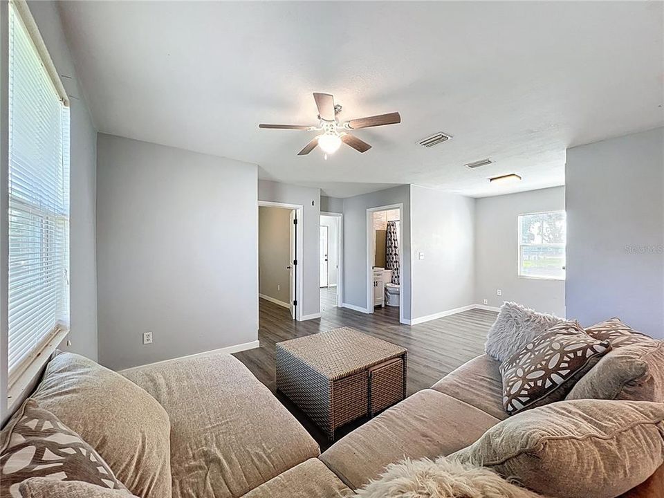 待售: $179,999 (2 贝兹, 1 浴室, 814 平方英尺)