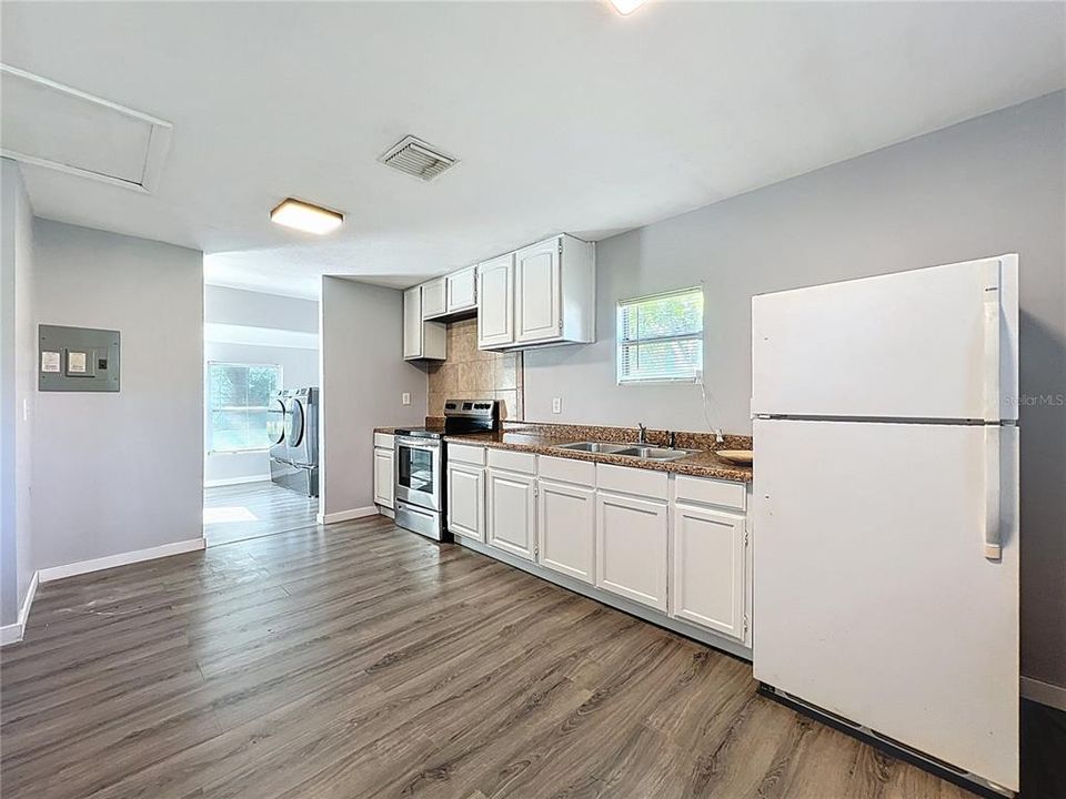 待售: $179,999 (2 贝兹, 1 浴室, 814 平方英尺)