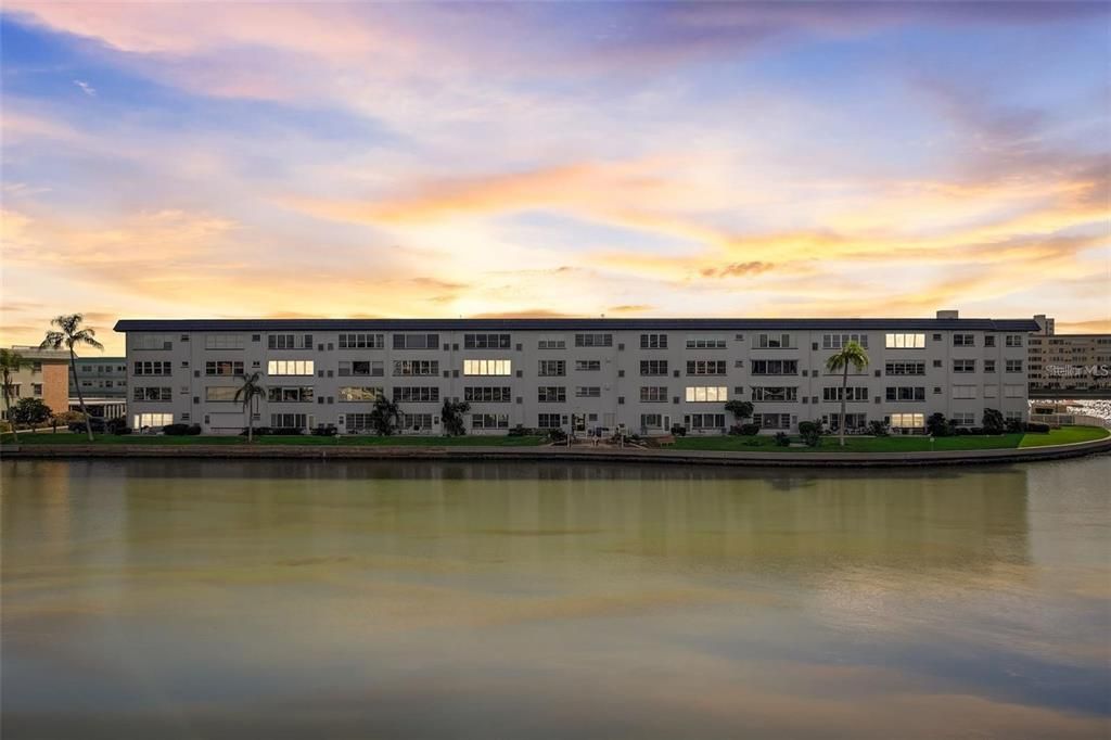 На продажу: $239,900 (2 спален, 2 ванн, 1170 Квадратных фут)