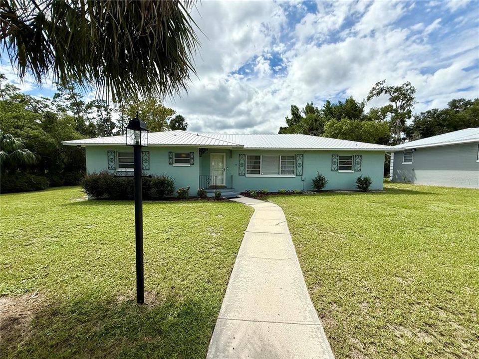 Activo con contrato: $1,725 (2 camas, 2 baños, 1198 Pies cuadrados)