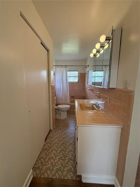 Activo con contrato: $1,725 (2 camas, 2 baños, 1198 Pies cuadrados)