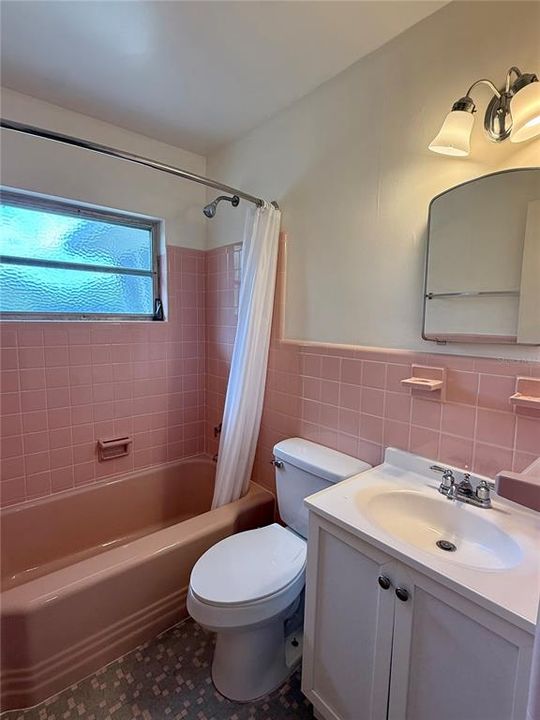 Activo con contrato: $1,725 (2 camas, 2 baños, 1198 Pies cuadrados)