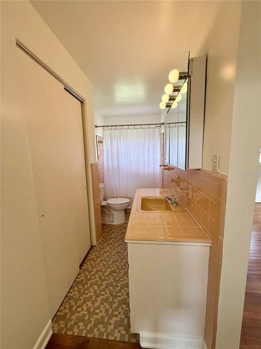 Activo con contrato: $1,725 (2 camas, 2 baños, 1198 Pies cuadrados)