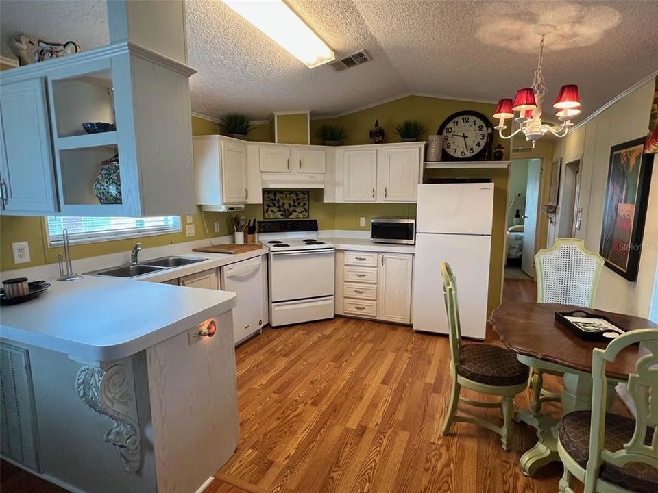 Active With Contract: $135,000 (2 beds, 1 baths, 742 Square Feet)