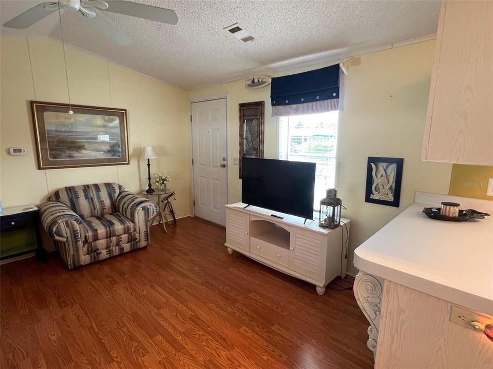Active With Contract: $135,000 (2 beds, 1 baths, 742 Square Feet)