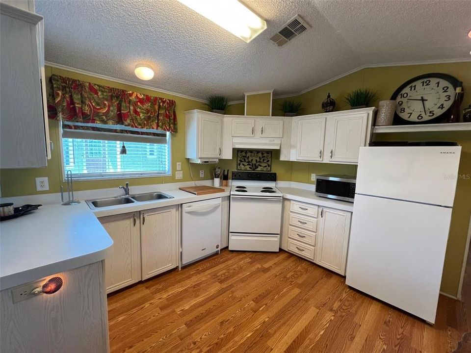 Active With Contract: $135,000 (2 beds, 1 baths, 742 Square Feet)