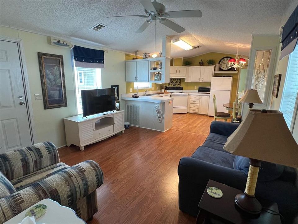 Active With Contract: $135,000 (2 beds, 1 baths, 742 Square Feet)