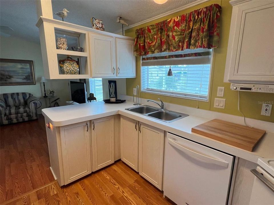 Active With Contract: $135,000 (2 beds, 1 baths, 742 Square Feet)