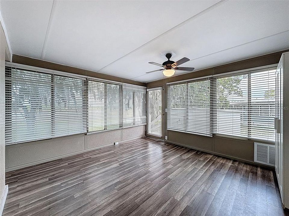 待售: $169,900 (1 贝兹, 1 浴室, 910 平方英尺)