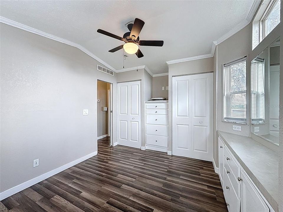 待售: $169,900 (1 贝兹, 1 浴室, 910 平方英尺)