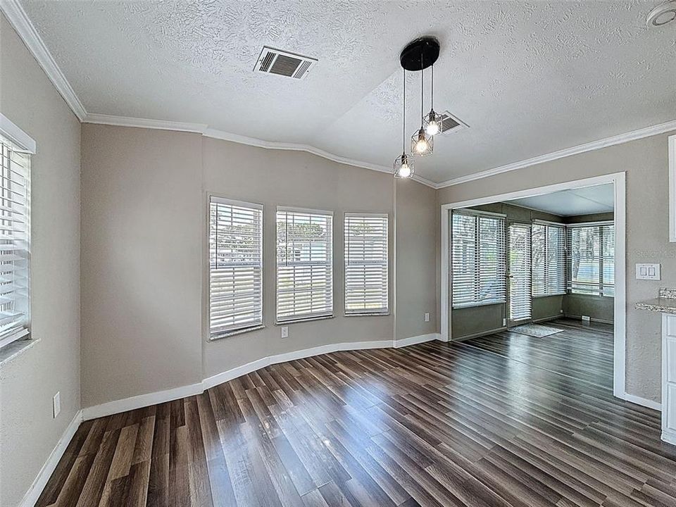 待售: $169,900 (1 贝兹, 1 浴室, 910 平方英尺)