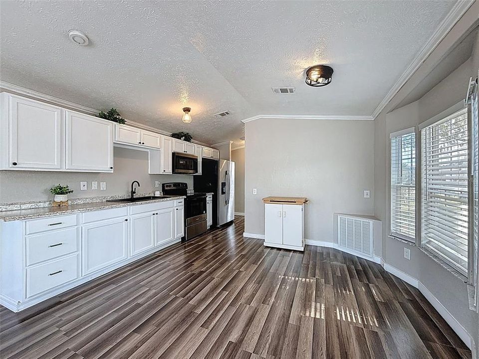 待售: $169,900 (1 贝兹, 1 浴室, 910 平方英尺)