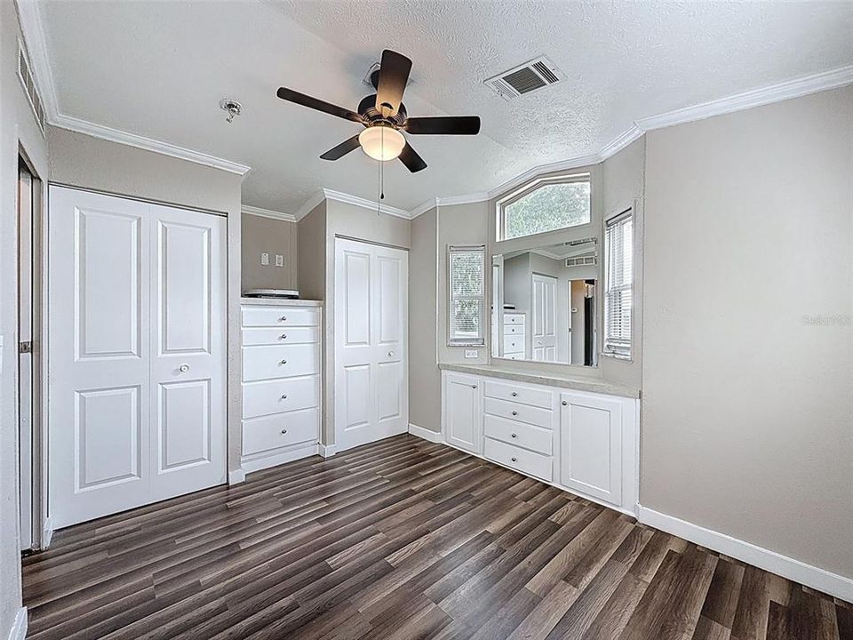 待售: $169,900 (1 贝兹, 1 浴室, 910 平方英尺)