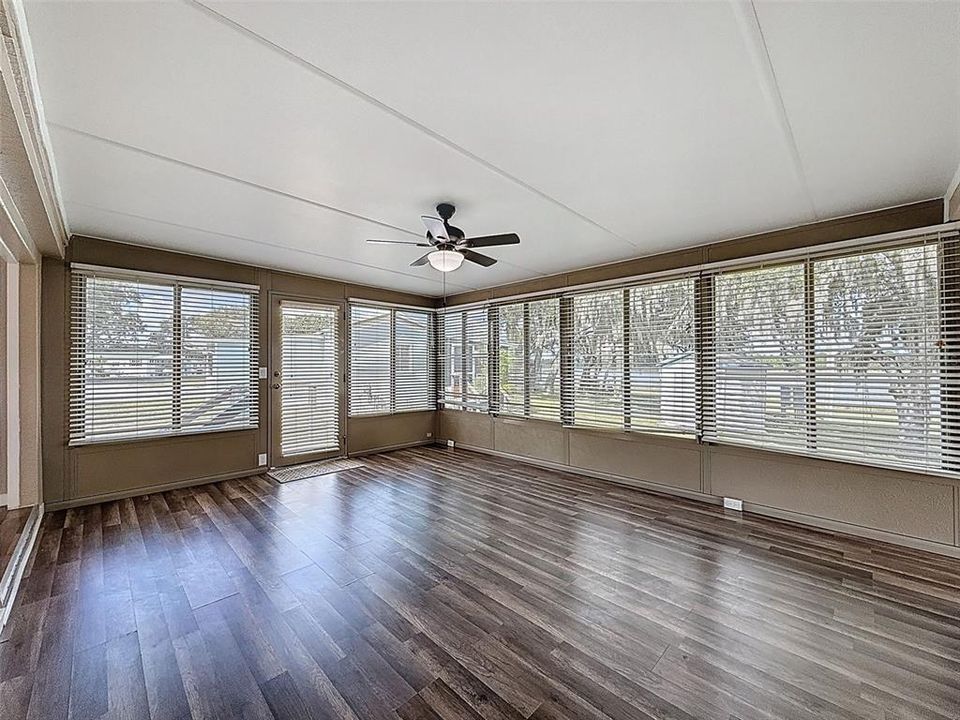 待售: $169,900 (1 贝兹, 1 浴室, 910 平方英尺)