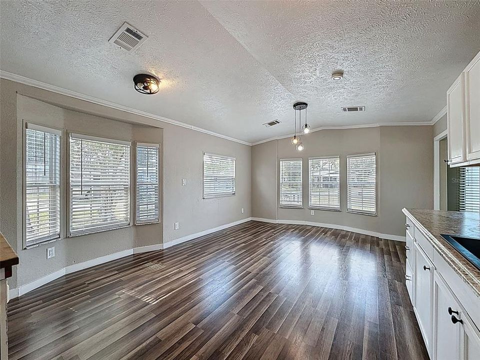 待售: $169,900 (1 贝兹, 1 浴室, 910 平方英尺)