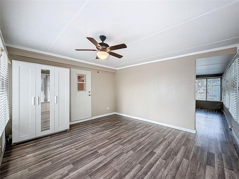 待售: $169,900 (1 贝兹, 1 浴室, 910 平方英尺)