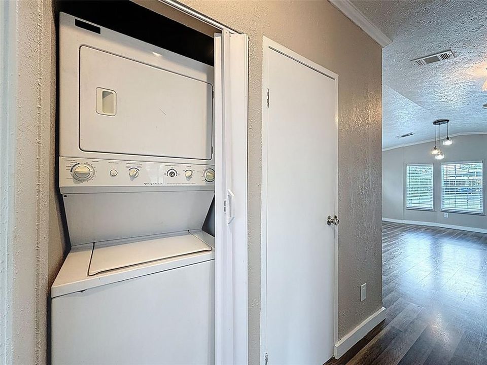 待售: $169,900 (1 贝兹, 1 浴室, 910 平方英尺)