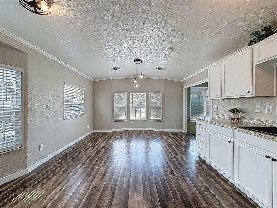 待售: $169,900 (1 贝兹, 1 浴室, 910 平方英尺)