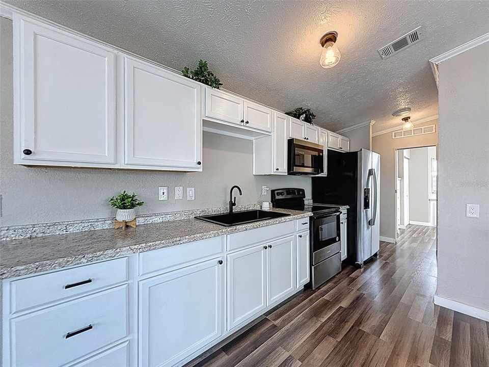 待售: $169,900 (1 贝兹, 1 浴室, 910 平方英尺)