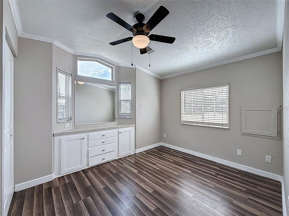 待售: $169,900 (1 贝兹, 1 浴室, 910 平方英尺)