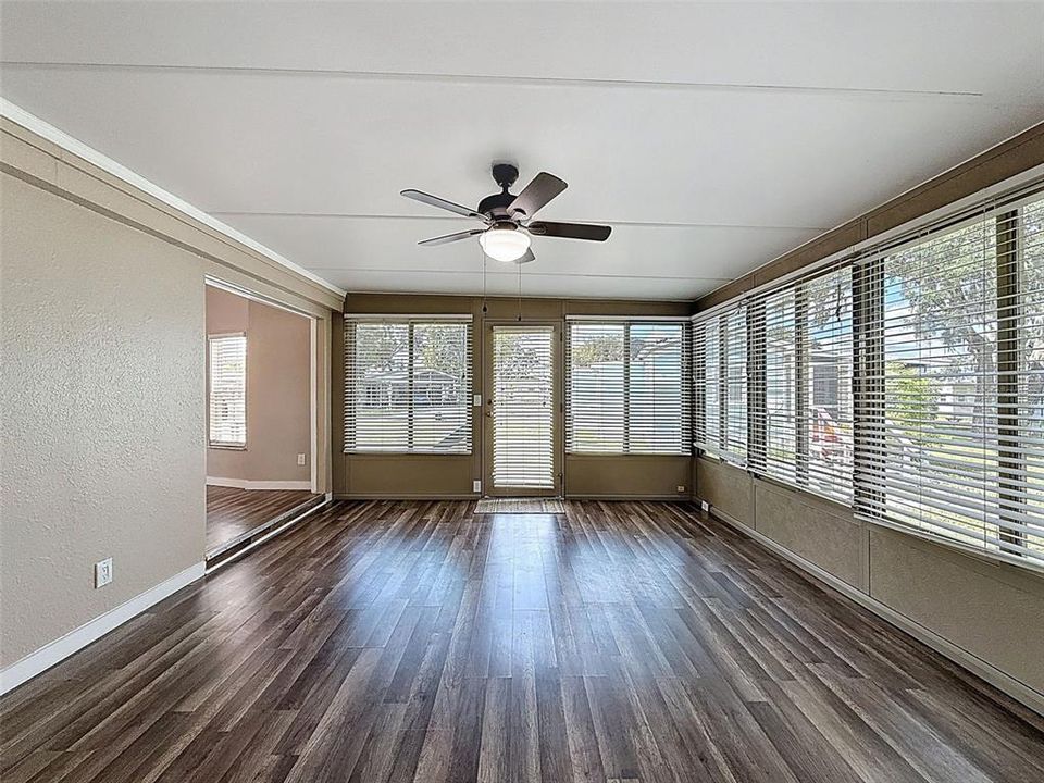 待售: $169,900 (1 贝兹, 1 浴室, 910 平方英尺)