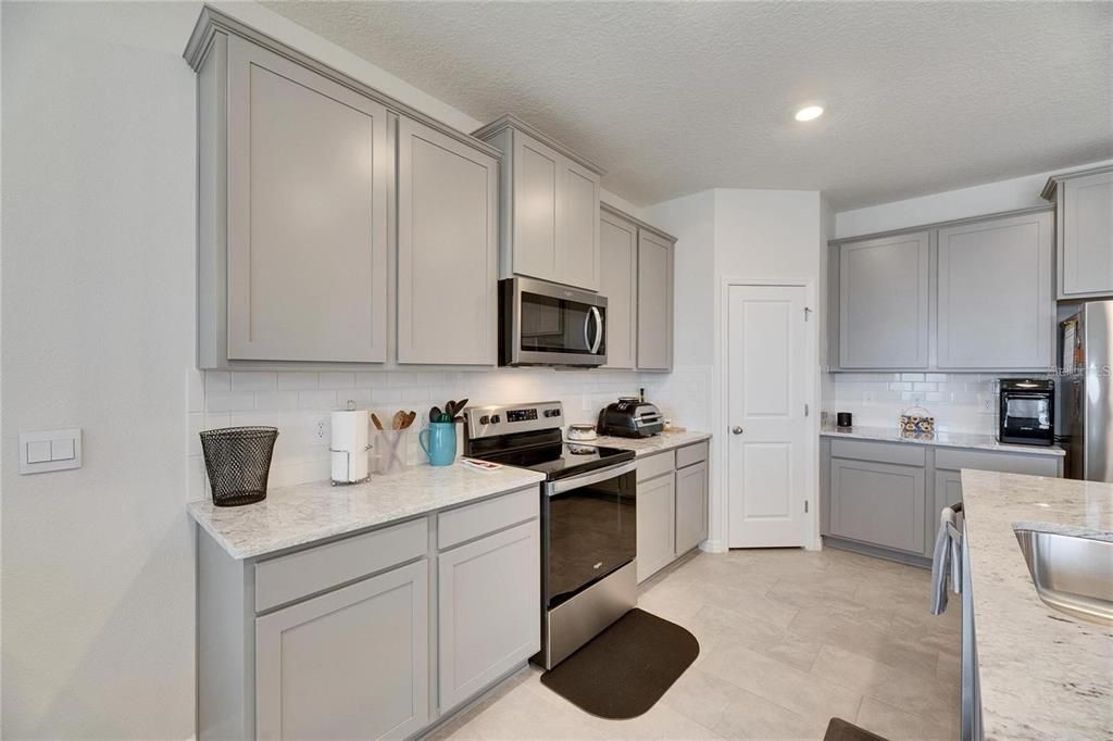 出租: $7,200 (4 贝兹, 2 浴室, 2045 平方英尺)