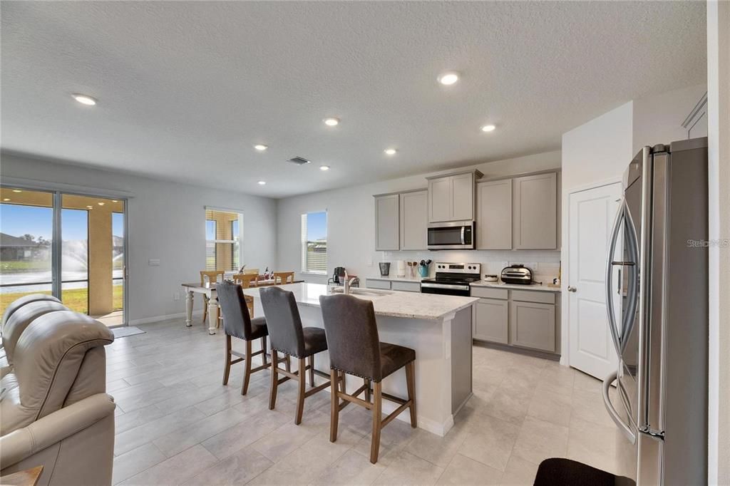 出租: $7,200 (4 贝兹, 2 浴室, 2045 平方英尺)