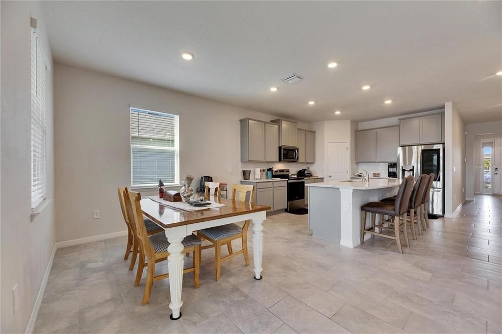 出租: $7,200 (4 贝兹, 2 浴室, 2045 平方英尺)