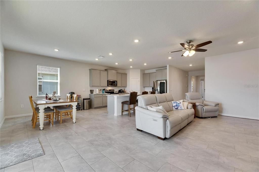 出租: $7,200 (4 贝兹, 2 浴室, 2045 平方英尺)