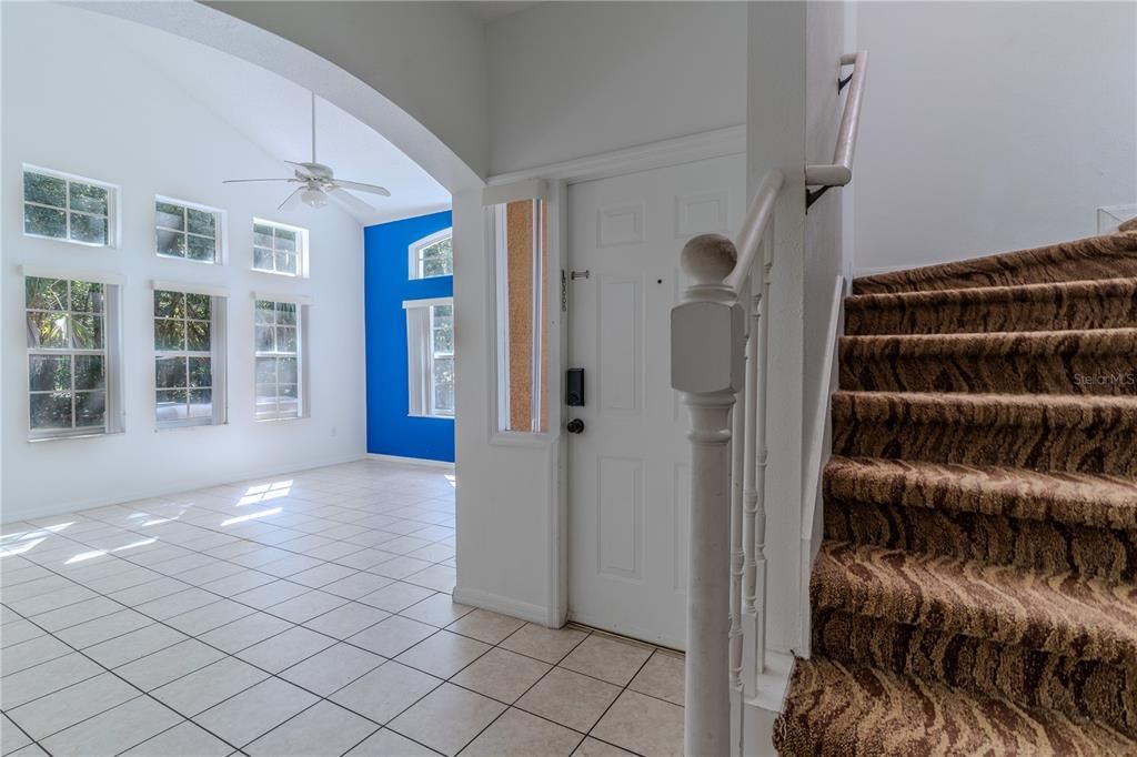 合同活跃: $299,990 (4 贝兹, 3 浴室, 1645 平方英尺)