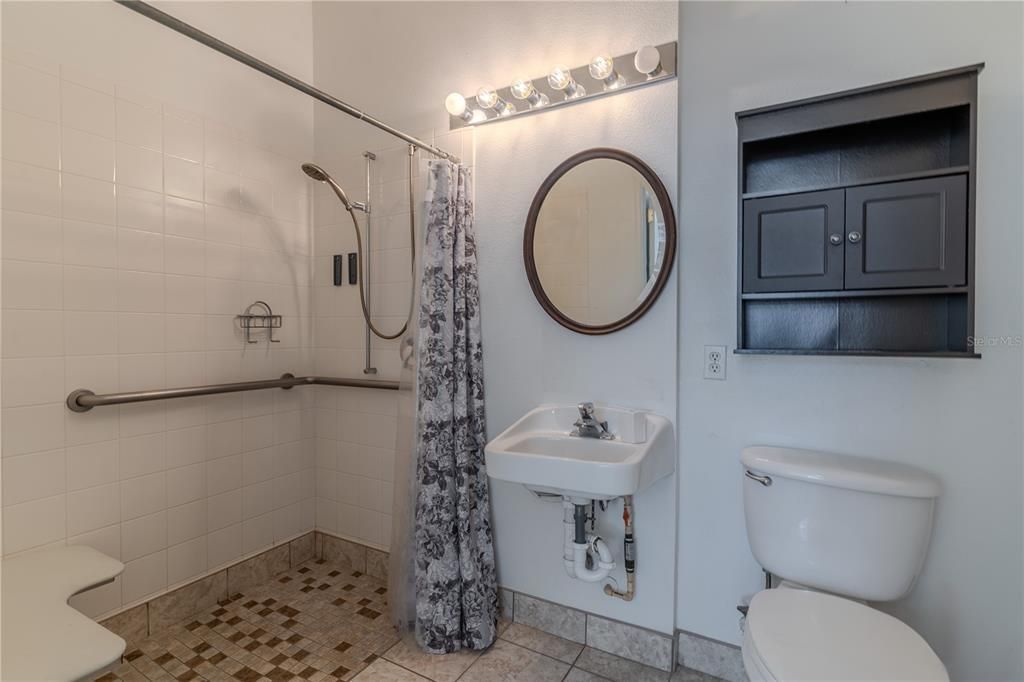 合同活跃: $299,990 (4 贝兹, 3 浴室, 1645 平方英尺)