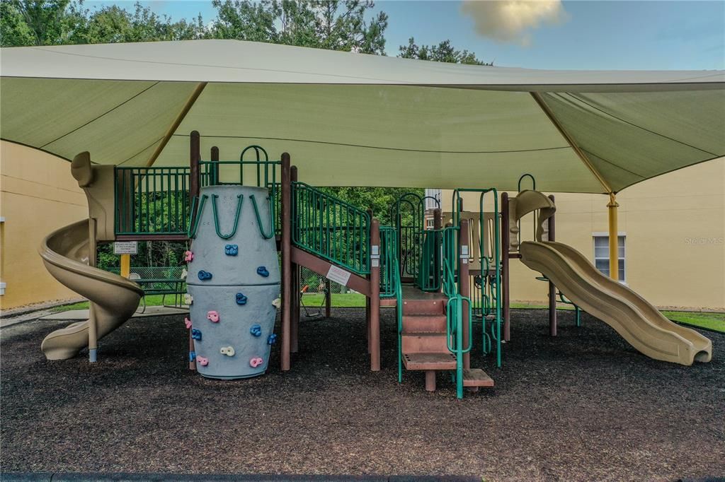 合同活跃: $299,990 (4 贝兹, 3 浴室, 1645 平方英尺)