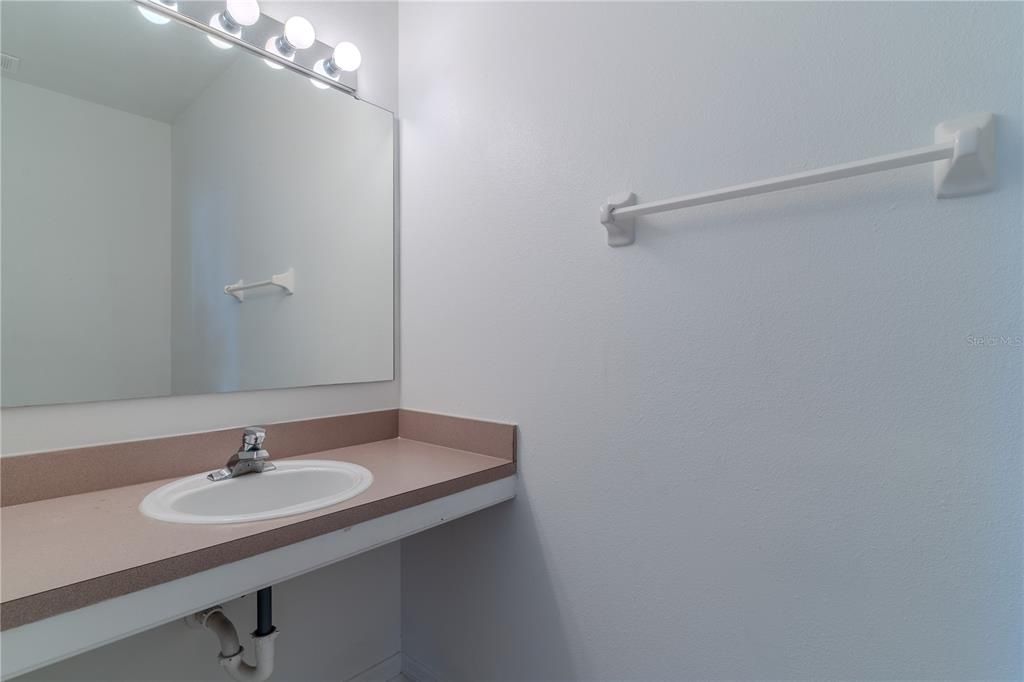 合同活跃: $299,990 (4 贝兹, 3 浴室, 1645 平方英尺)