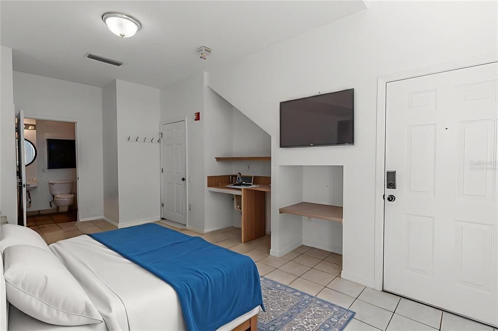 合同活跃: $299,990 (4 贝兹, 3 浴室, 1645 平方英尺)